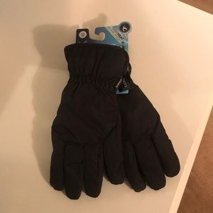 Black packable gloves